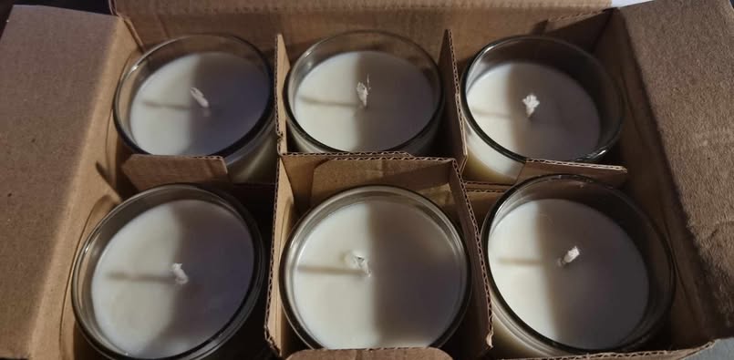 Scented Candle Infused with Cosy and Inviting Scents of Fresh Linen and Vanilla