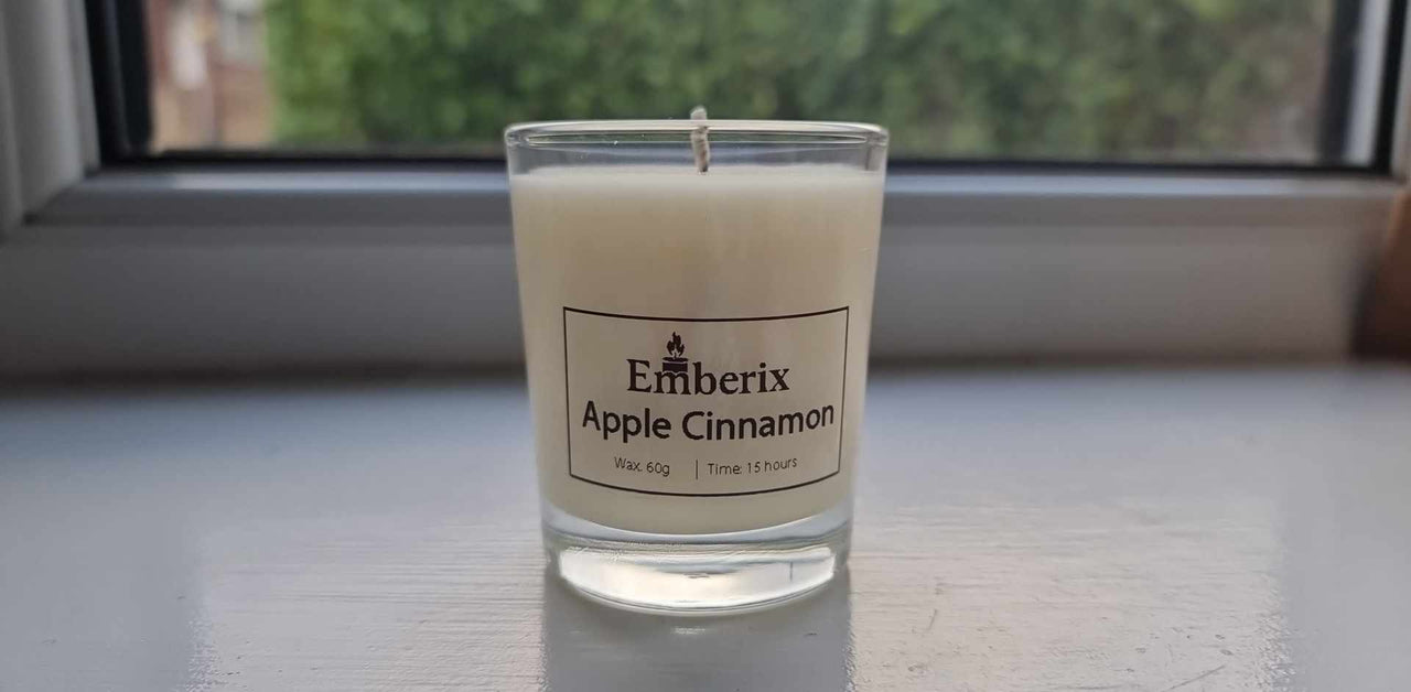 9cl Apple Cinnamon scented candle with warm baked apple and spicy cinnamon